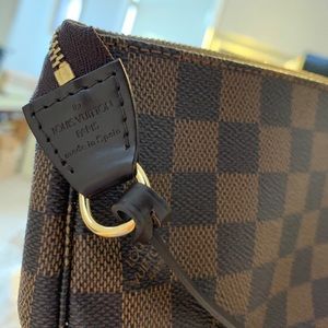 Louis Vuitton Pouchette Damier